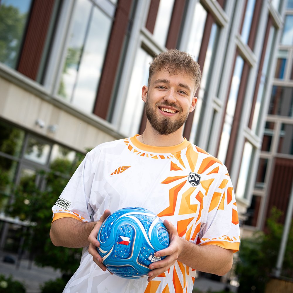 MichSako drží míč 2026 s českou vlajkou
