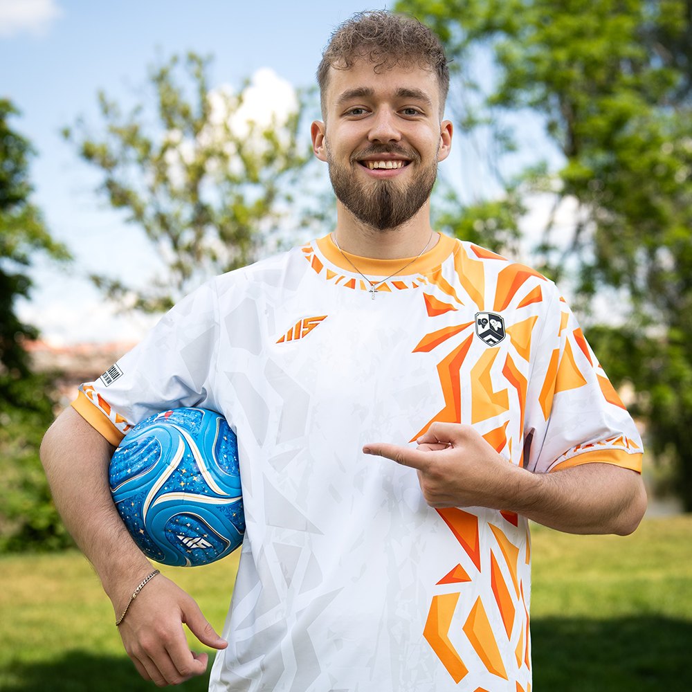 MichSako ukazuje na míč 2026 pod paží