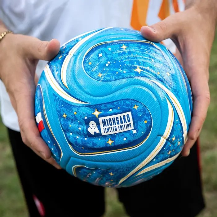 Detail míče MichSako 2026 Limited Edition v rukou